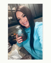 Cargar imagen en el visor de la galería, woman drinking genuine essiac from mason jar with packets