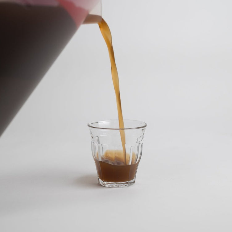 pouring essiac into a cup