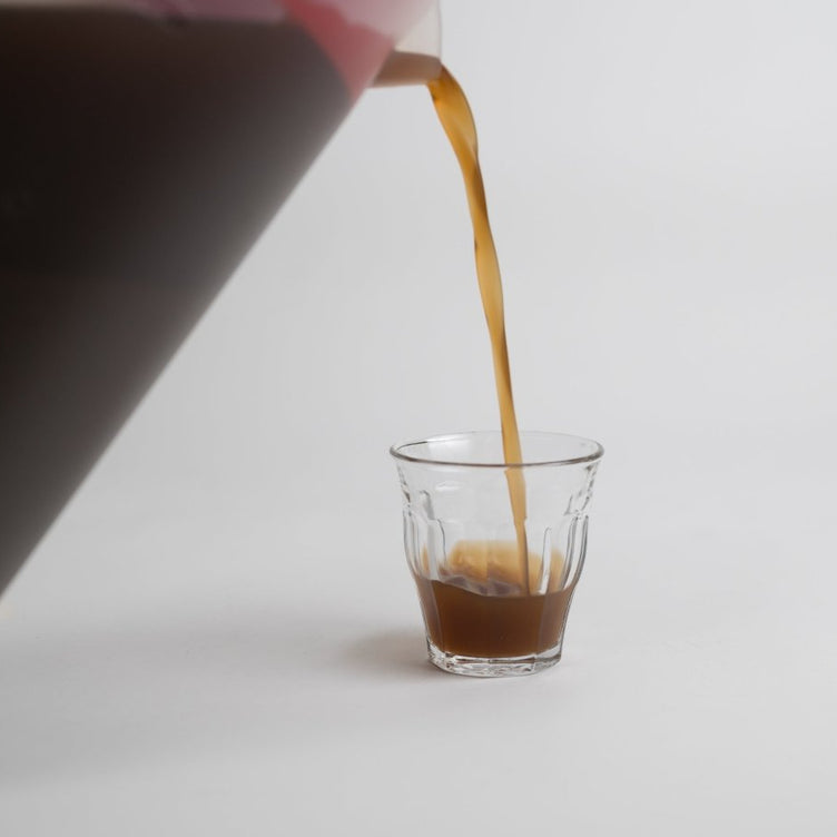 pouring essiac tea